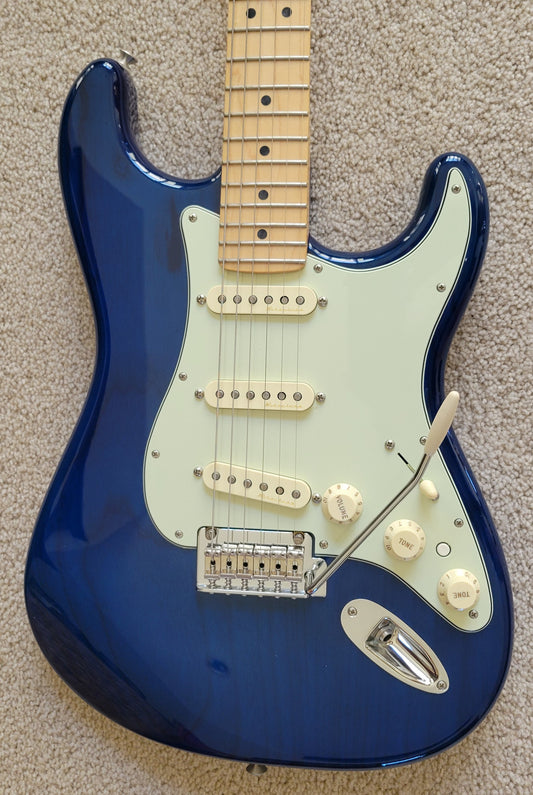 Fender Deluxe Stratocaster Electric Guitar, Sapphire Blue, Tweed Style Hard Shell Case