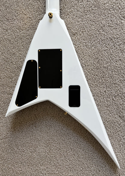Jackson MJ Series Rhoads RR24MG Electric Guitar, White w/Black Pinstripes, Form Core Case