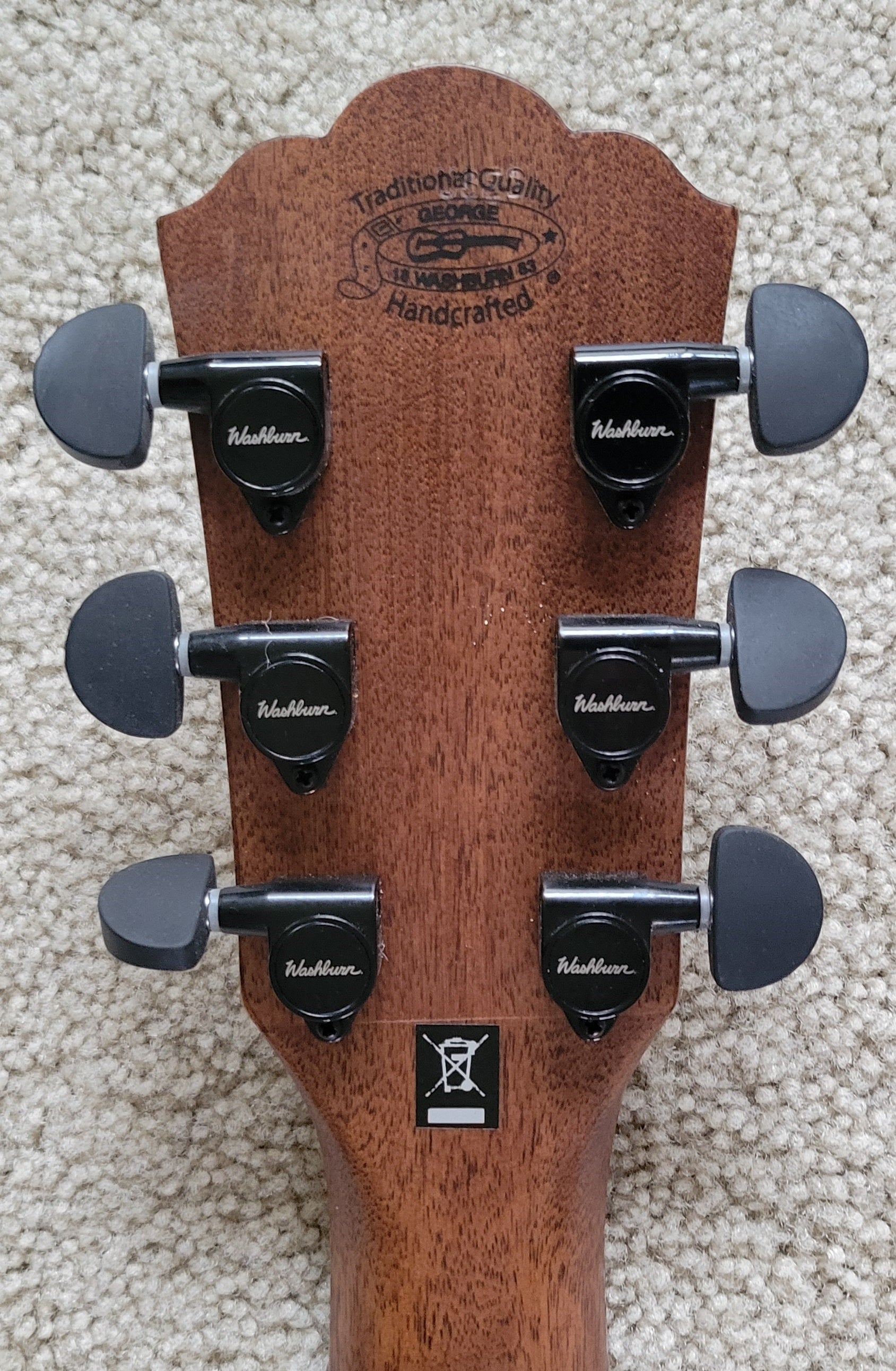 Washburn acoustic guitar with deals built in tuner